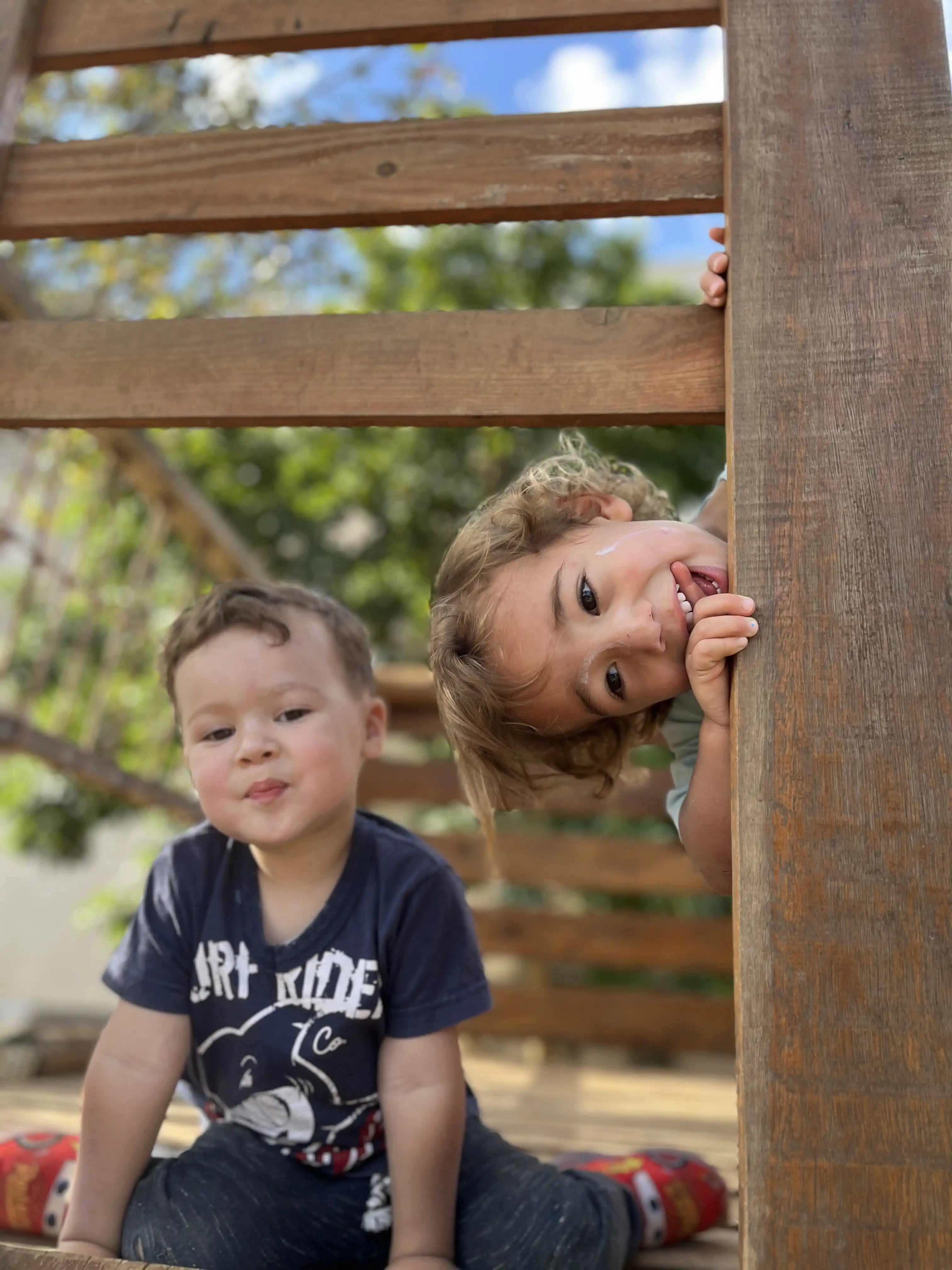 crianças brincando ao ar livre no pátio da colmeia montessori